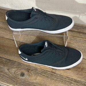 Women’s Nike mini sneakers/gym shoes. Size 8.5. Navy blue. EUC